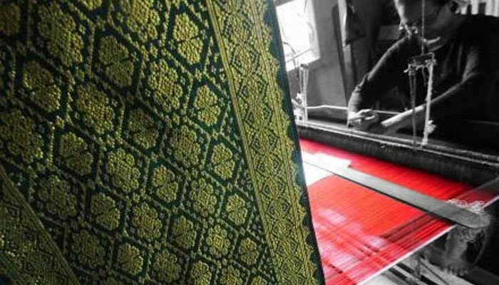 pembuatan-kain-tenun-sambas