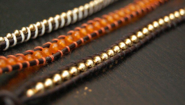 membuat gelang manik